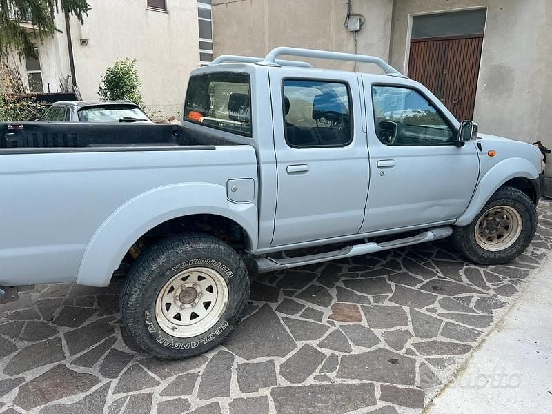 Usata Nissan Navara 80 CV (58 kW) 2002 Grigio Pick-up