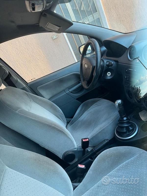 Usata Ford Fiesta 75 CV (55 kW) 2003 Blu Utilitaria