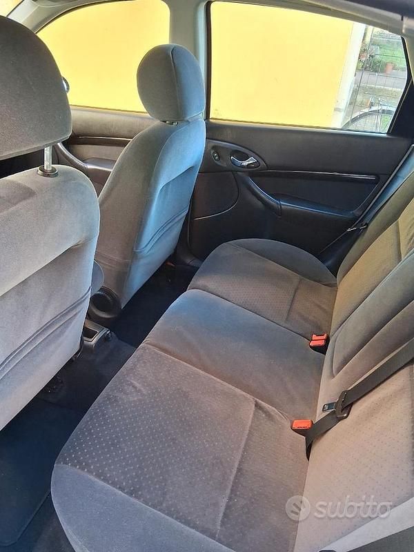 Usata Ford Focus Ghia 101 CV (74 kW) 2002 Grigio Berlina