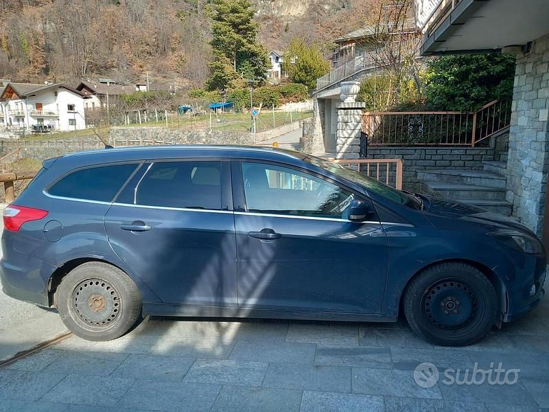 Usata Ford Focus Titanium 95 CV (69 kW) 2012 Blu Station wagon