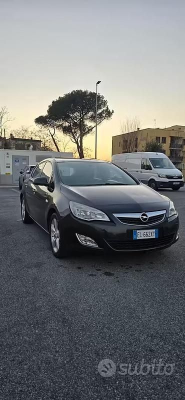 Usata Opel Astra 110 CV (80 kW) 2012 Nero Berlina