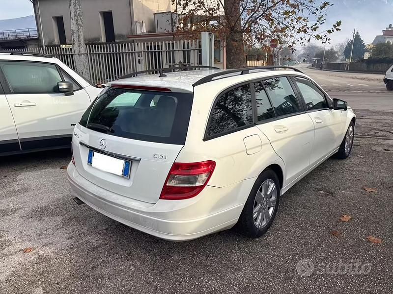 Usado Mercedes C200 Elegance 136 CV (100 kW) 2010 Blanco Berlina