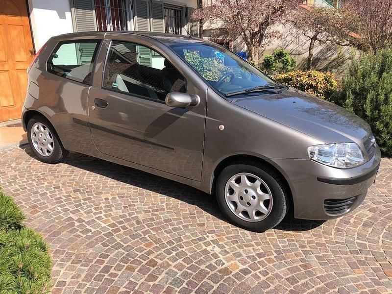 Usata Fiat Punto Dynamic 75 CV (55 kW) 2006 Grigio Utilitaria