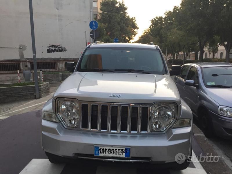 Usata Jeep Cherokee 177 CV (130 kW) 2008 Grigio SUV