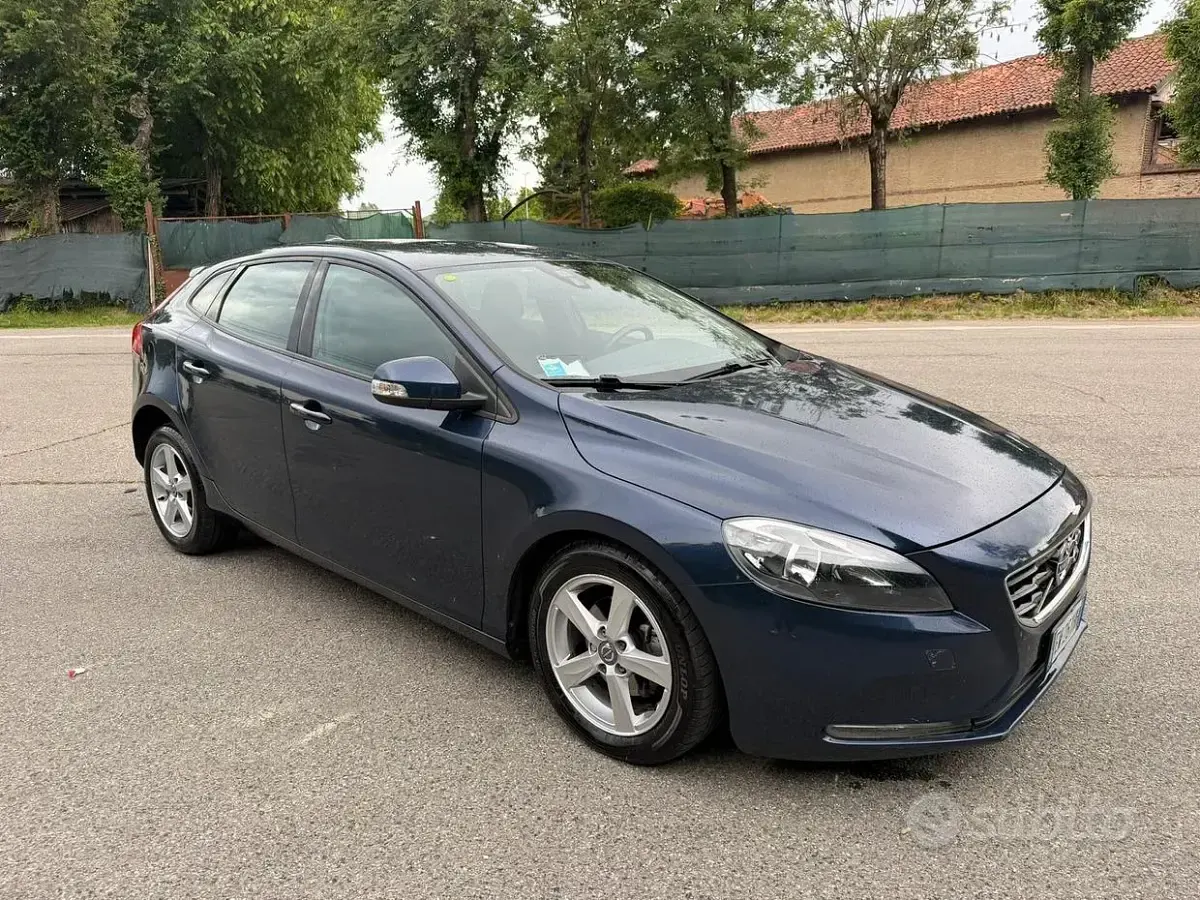 Usata Volvo V40 Momentum 115 CV (84 kW) 2014 Blu Berlina