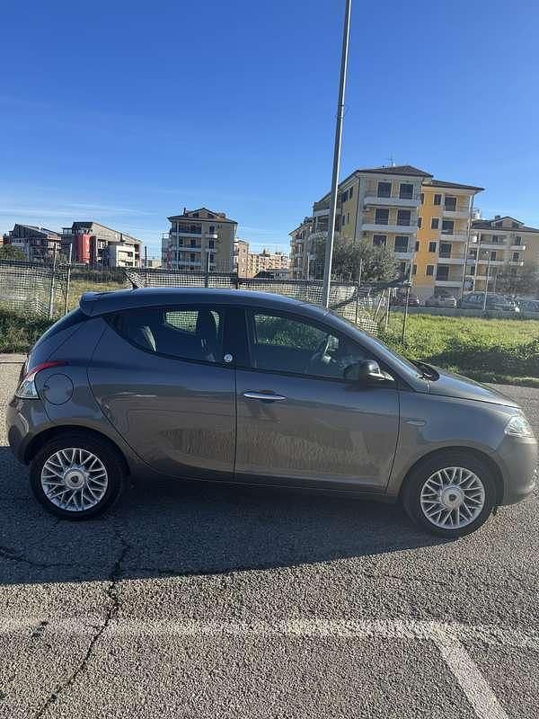 Usata Lancia Ypsilon Gold 69 CV (50 kW) 2015 Utilitaria