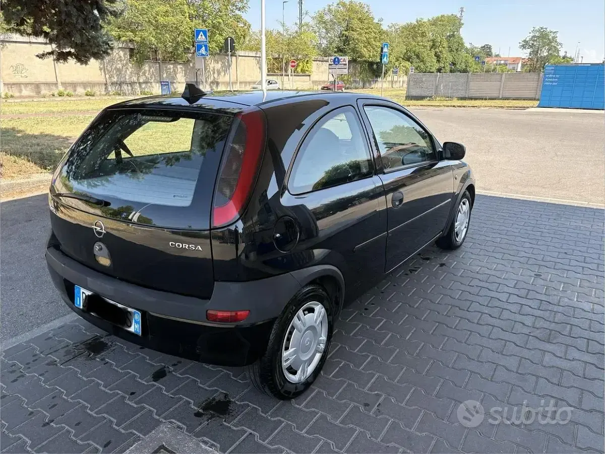 Usata Opel Corsa 58 CV (42 kW) 2001 Nero Utilitaria
