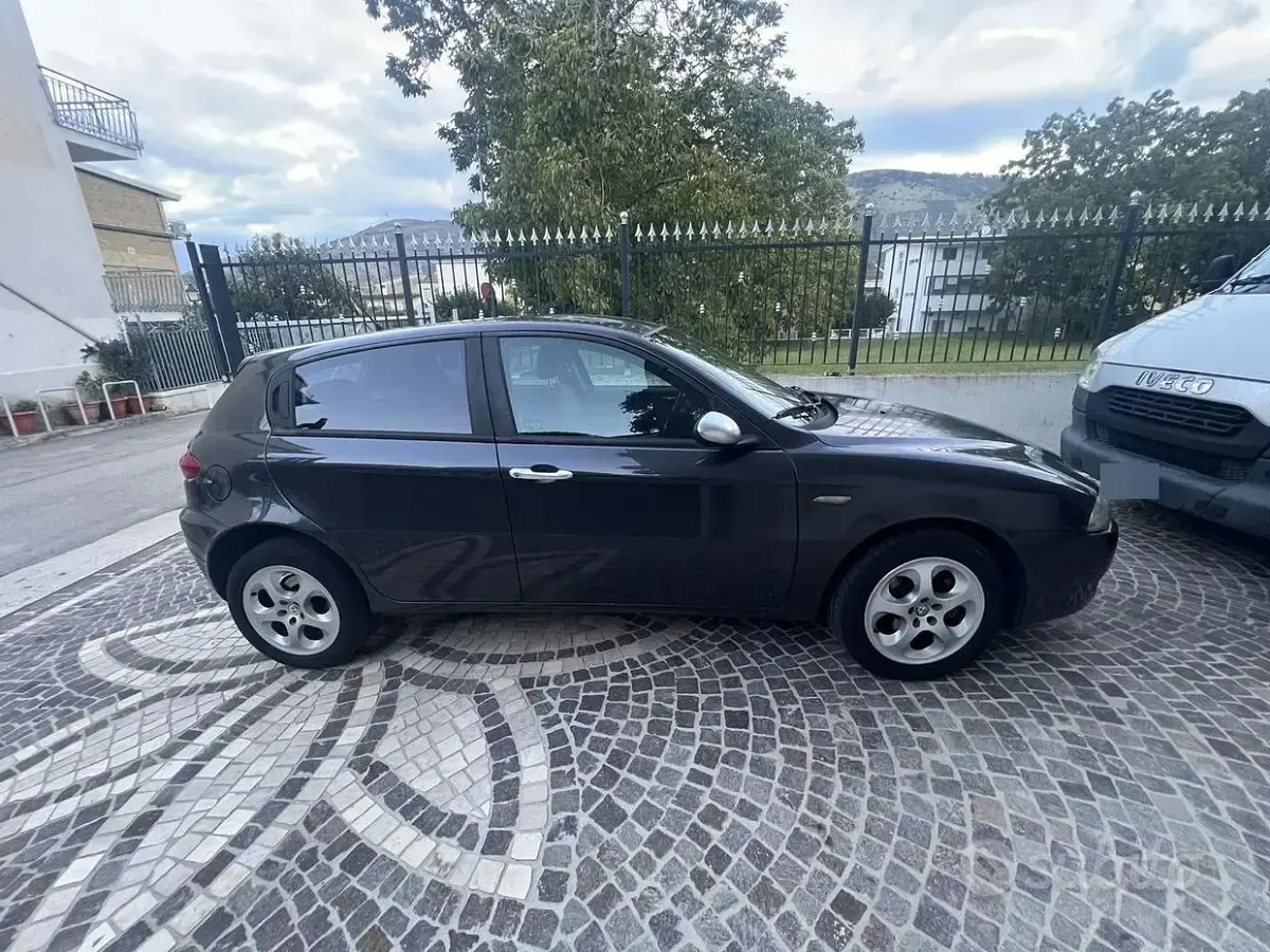 Usata Alfa Romeo 147 150 CV (110 kW) 2007 Nero Utilitaria
