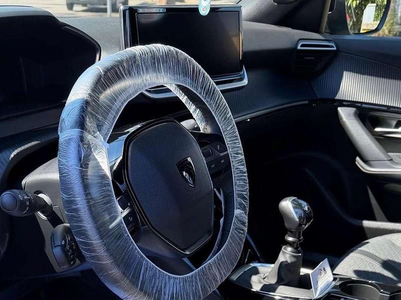 Usata Peugeot 2008 Allure 101 CV (74 kW) 2024 Grigio SUV