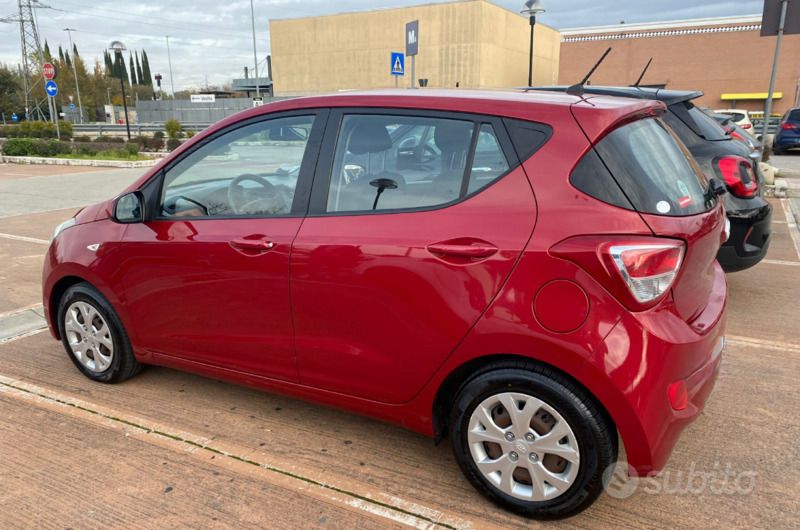 Rosso Usata 2014 Hyundai i10 Due volumi | 5900 € (Buon prezzo) - Immagine 1/4