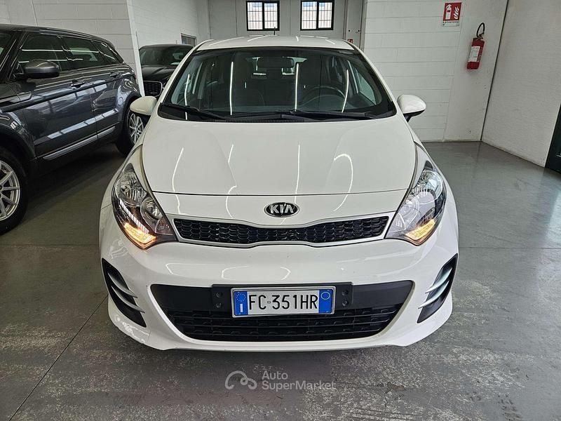 Usado Kia Rio Active 75 CV (55 kW) 2016 Blanco Berlina