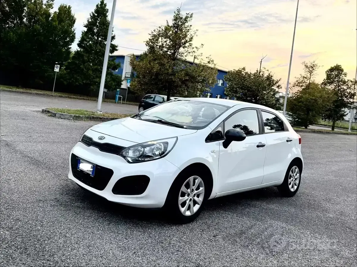 Usata Kia Rio EX 85 CV (62 kW) 2012 Bianco Berlina