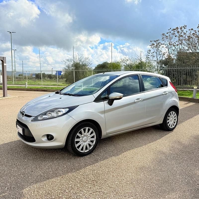 Usata Ford Fiesta 68 CV (50 kW) 2010 Argento Berlina