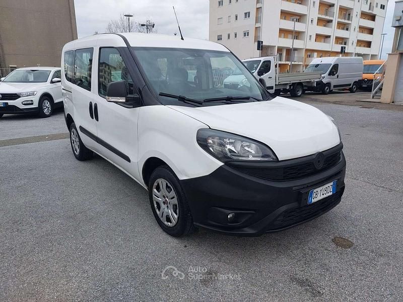 Begagnad Fiat Doblò 95 HK (69 kW) 2020 Vit Minibuss