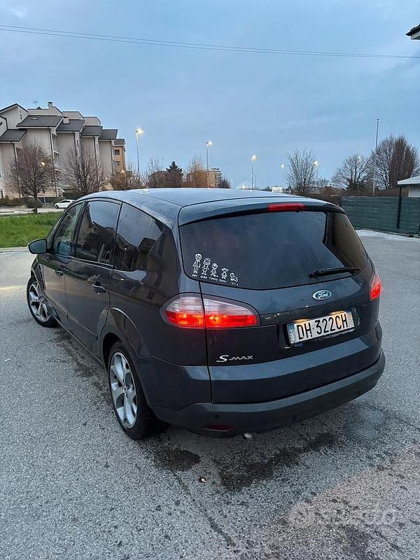 Usata Ford S-MAX Titanium 140 CV (102 kW) 2006 Grigio Monovolume
