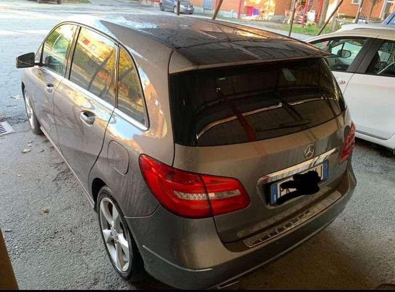 Usata Mercedes B180 110 CV (80 kW) 2012 Grigio Monovolume