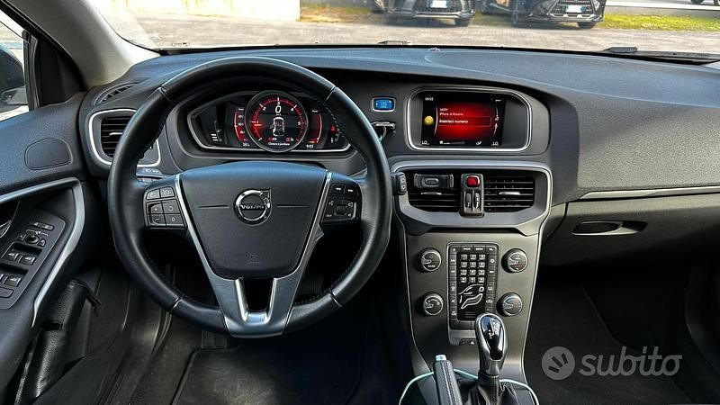 Usata Volvo V40 120 CV (88 kW) 2019 Grigio Berlina