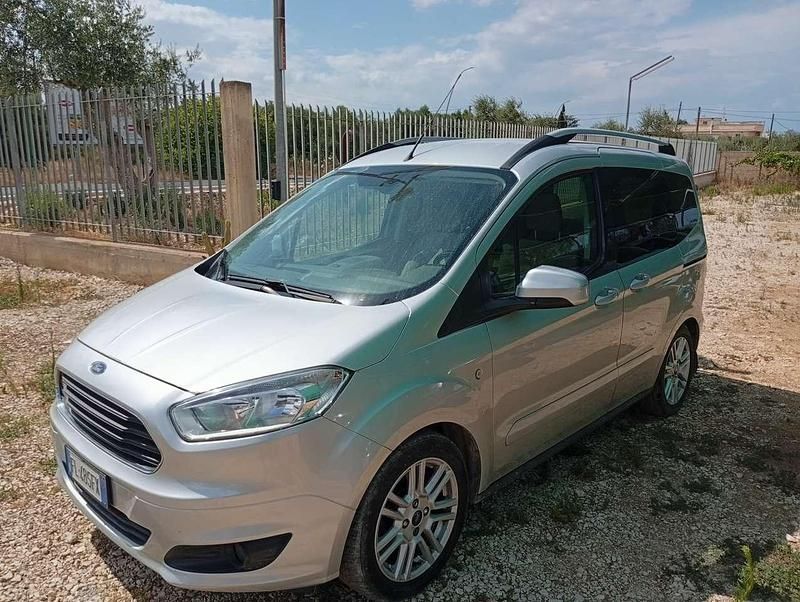 Usata Ford Tourneo Courier Titanium 95 CV (69 kW) 2017 Argento Monovolume