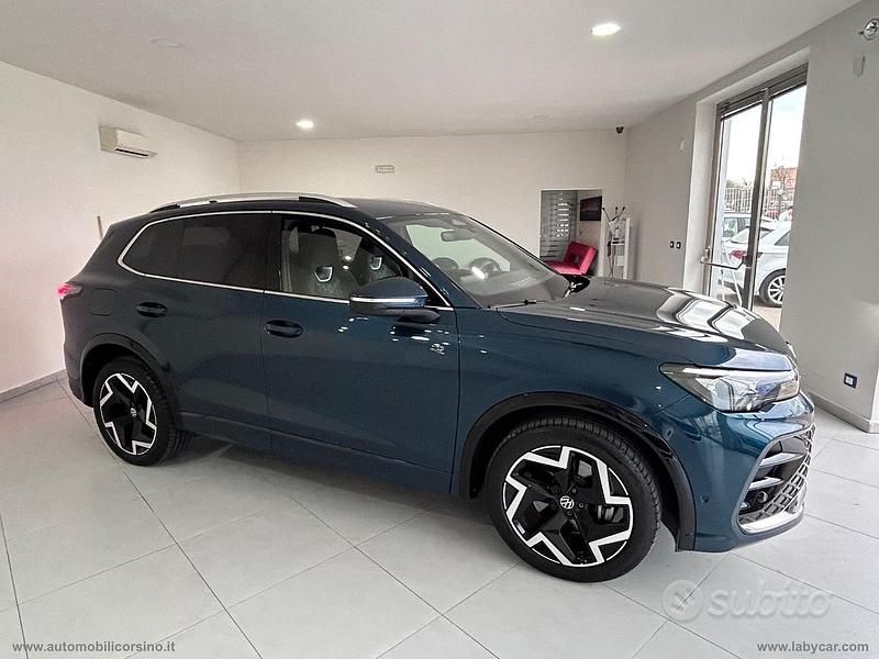 Usata VW Tiguan R-line 150 CV (110 kW) 2025 Verde SUV