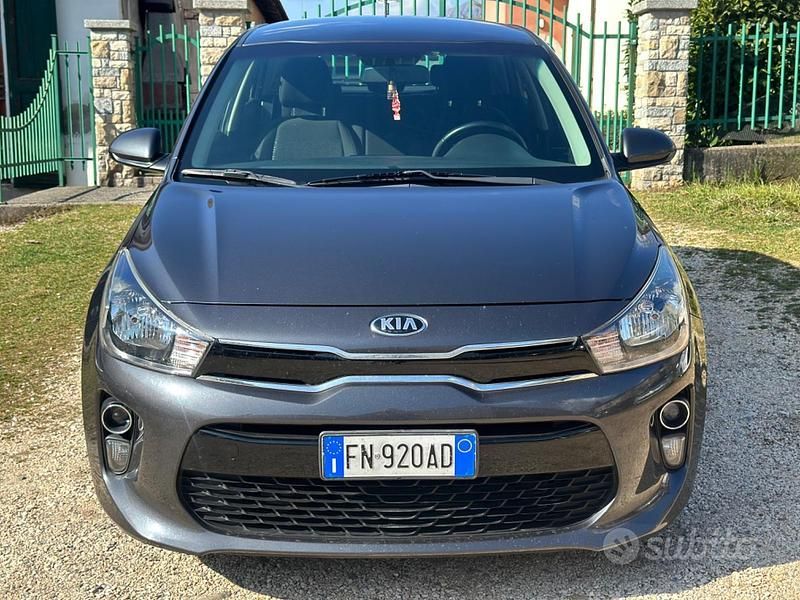 Usata Kia Rio Active 84 CV (61 kW) 2018 Grigio Berlina