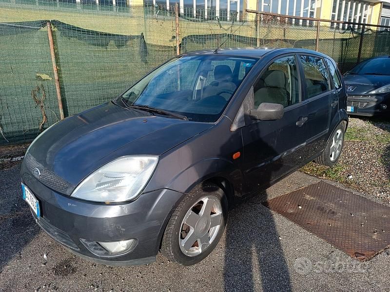 Usata Ford Fiesta Zetec 74 CV (54 kW) 2005 Grigio Berlina