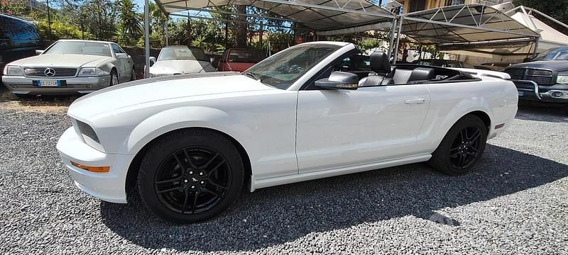 Usata Ford Mustang GT 239 CV (175 kW) 2006 Bianco Cabrio