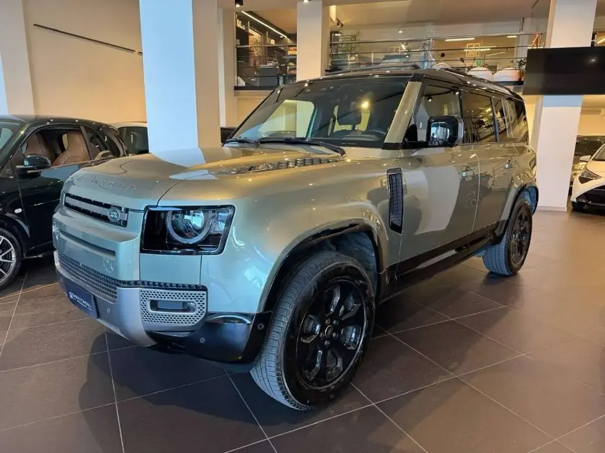 Usata Land Rover Defender SE Dynamic 200 CV (147 kW) 2024 Verde SUV