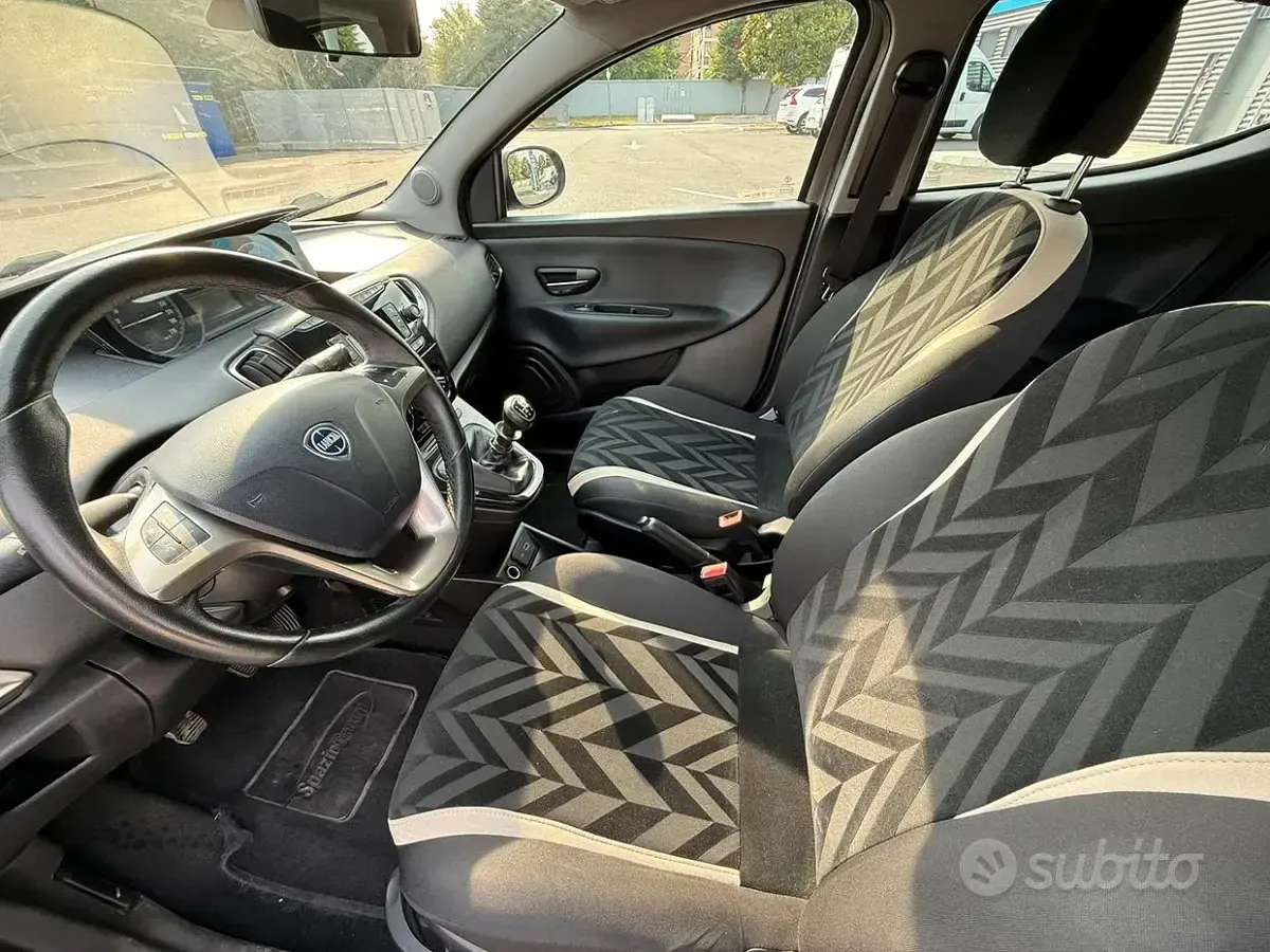 Usata Lancia Ypsilon 69 CV (50 kW) 2017 Bluazzurro Utilitaria
