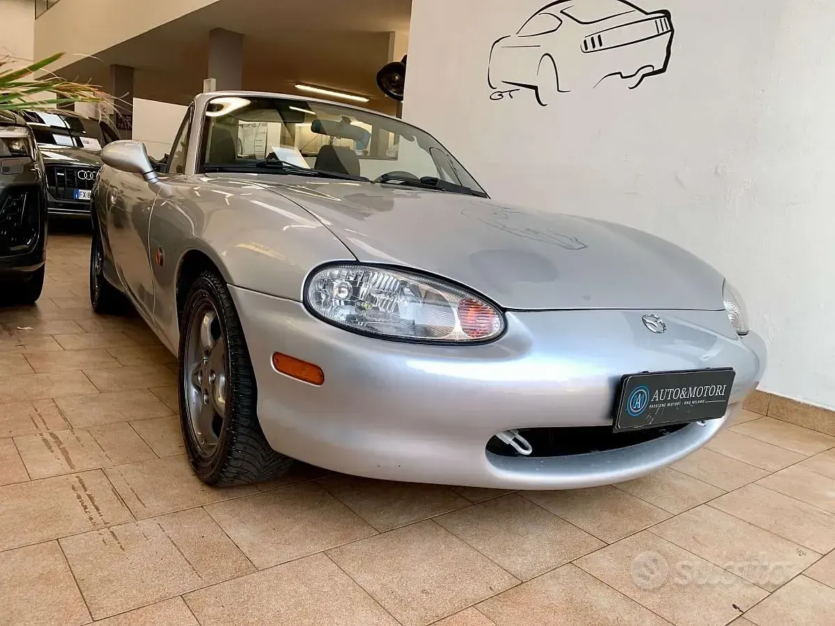 Usata Mazda MX5 110 CV (80 kW) 1999 Argento Cabrio