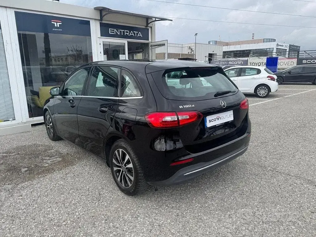 Usata Mercedes B180 Premium 116 CV (85 kW) 2022 Nero Utilitaria