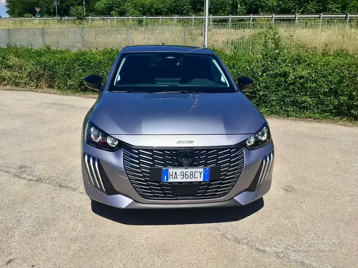 Usata Peugeot 208 Allure 101 CV (74 kW) 2025 Grigio Utilitaria