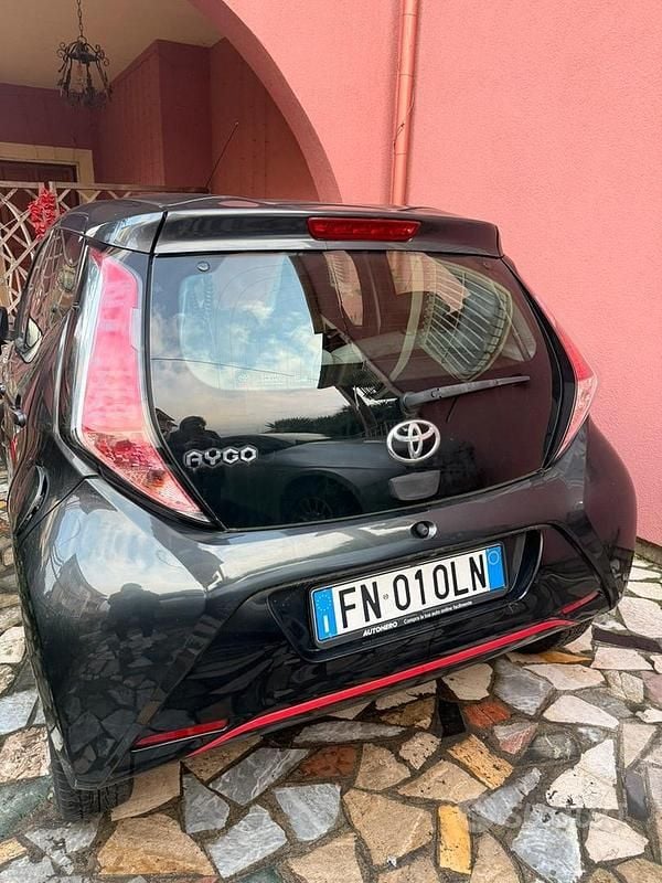 Usata Toyota Aygo 72 CV (52 kW) 2017 Nero Utilitaria