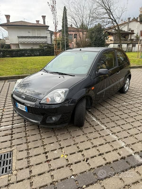 Nero Usata 2006 Ford Fiesta Due volumi | 2500 € (Buon prezzo) - Immagine 1/4