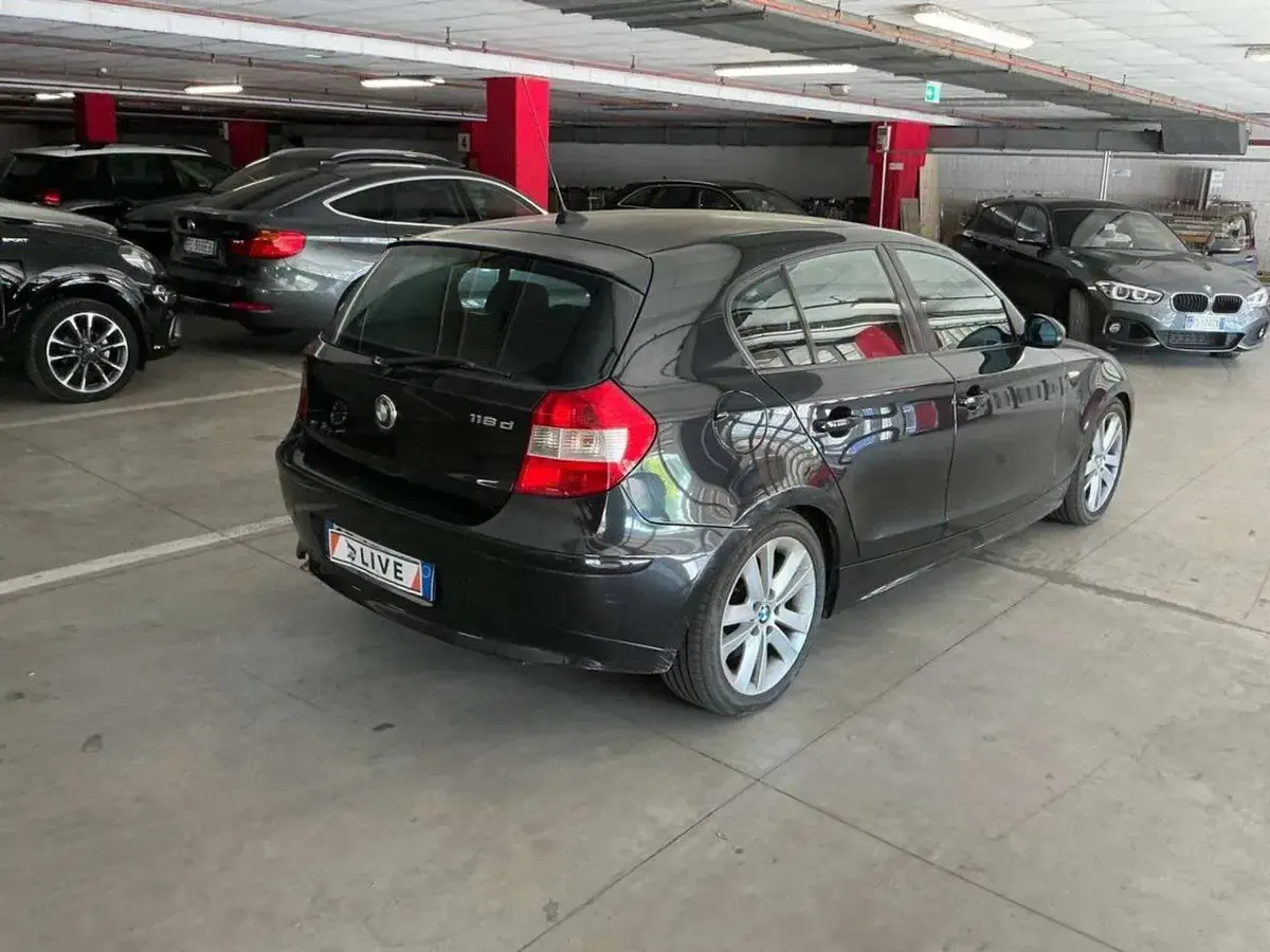 Usata BMW 118 122 CV (89 kW) 2006 Nero Utilitaria