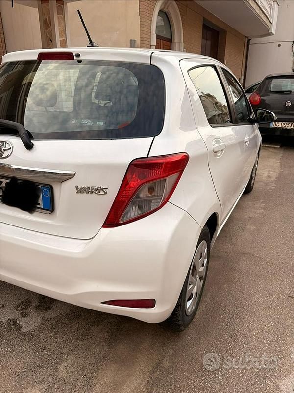 Usata Toyota Yaris 90 CV (66 kW) 2013 Bianco Utilitaria