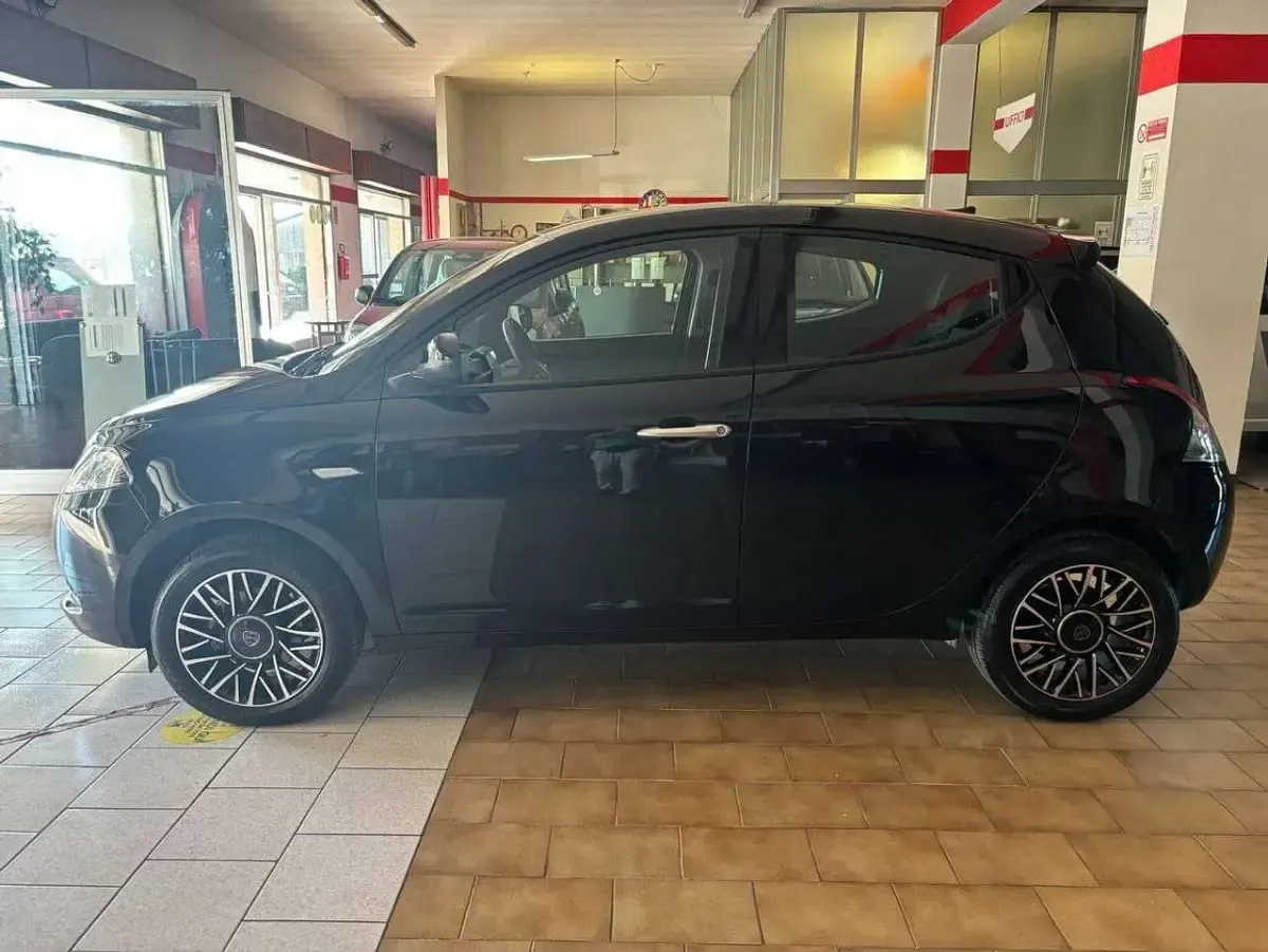 Usata Lancia Ypsilon Platinum 69 CV (50 kW) 2024 876 nero scorpione Utilitaria