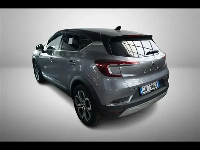 Usata Renault Captur Intens 100 CV (73 kW) 2023 Grigio chiaro SUV