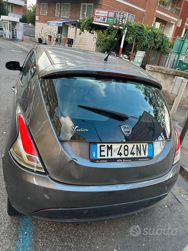 Usata Lancia Ypsilon 69 CV (50 kW) 2012 Grigio Utilitaria