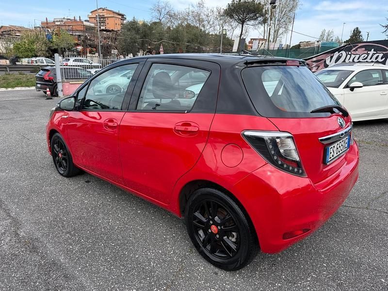 Usata Toyota Yaris Hybrid Lounge 74 CV (54 kW) 2013 Rosso Berlina