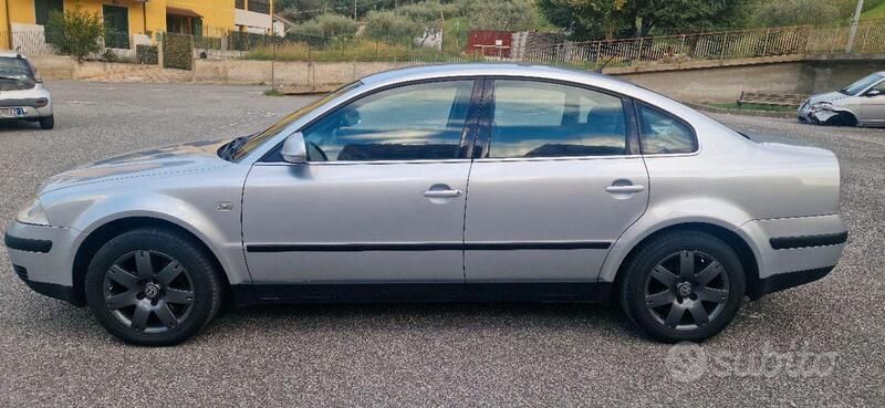 Usata VW Passat 101 CV (74 kW) 2001 Grigio Berlina