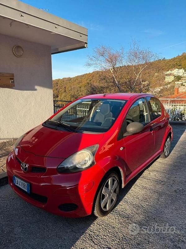 Rosso Usata 2010 Toyota Aygo Due volumi | 3800 € - Immagine 1/4