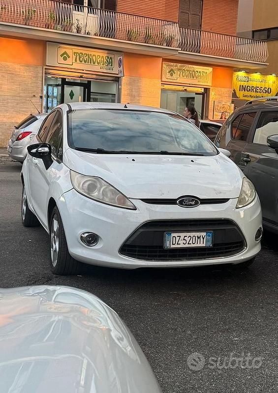 Usata Ford Fiesta 96 CV (70 kW) 2009 Bianco Utilitaria