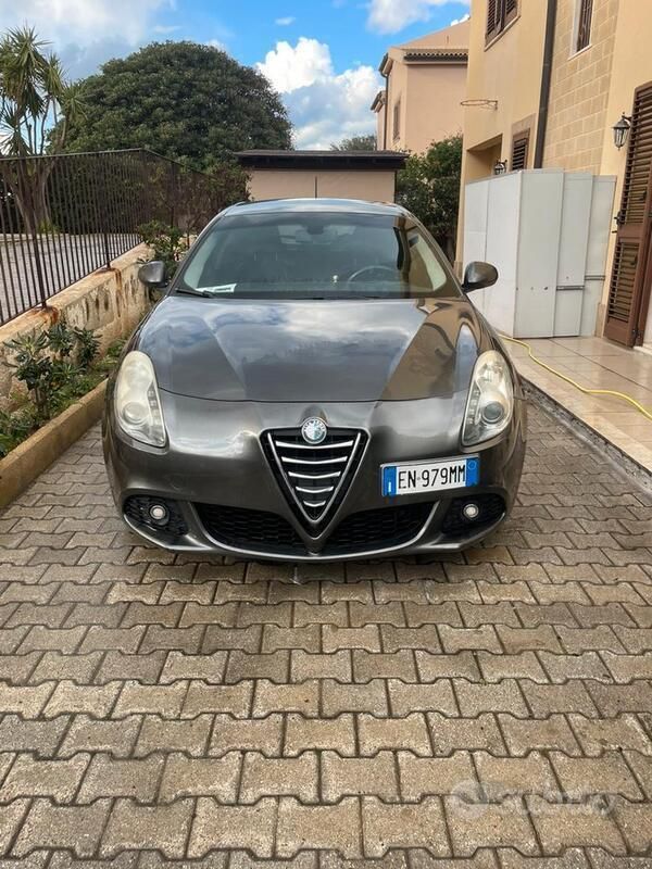 Grigio Usata 2012 Alfa Romeo Giulietta Exclusive Due volumi | 8000 € (Buon prezzo) - Immagine 1/4