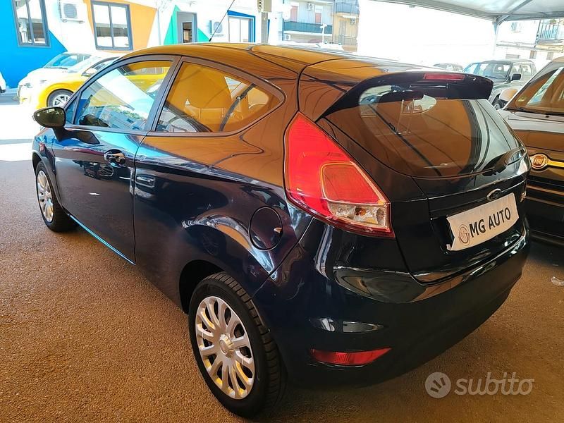 Usata Ford Fiesta 75 CV (55 kW) 2014 Blu Utilitaria