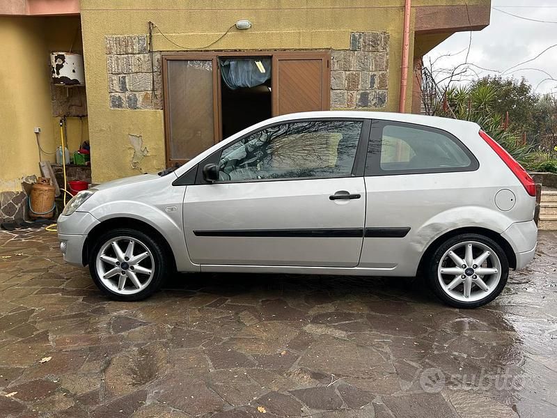 Usata Ford Fiesta 68 CV (50 kW) 2006 Grigio Utilitaria