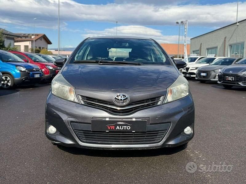 Usata Toyota Yaris Lounge 90 CV (66 kW) 2012 Grigio Utilitaria