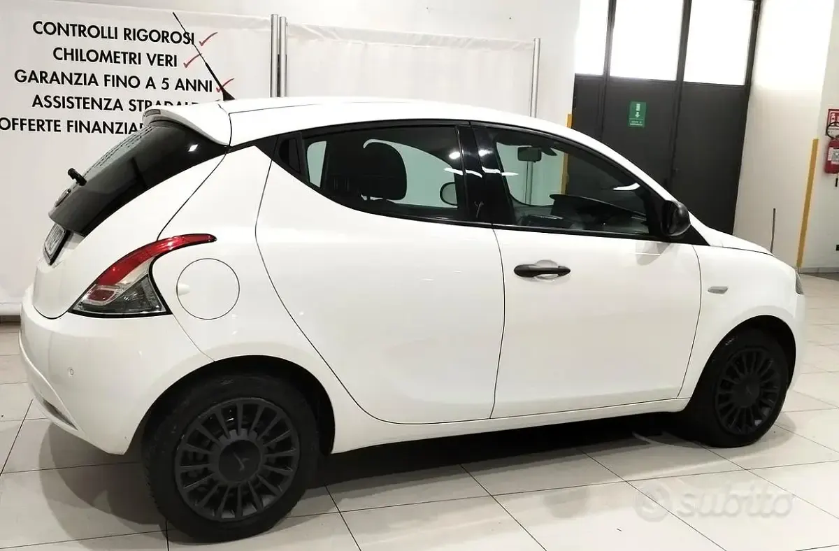 Usata Lancia Ypsilon 69 CV (50 kW) 2017 Bianco Utilitaria