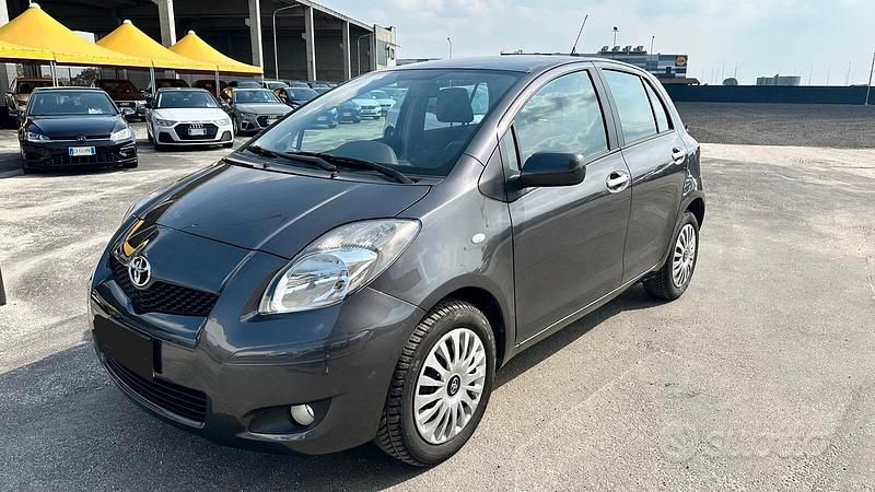 Usata Toyota Yaris 69 CV (50 kW) 2010 Nero Utilitaria