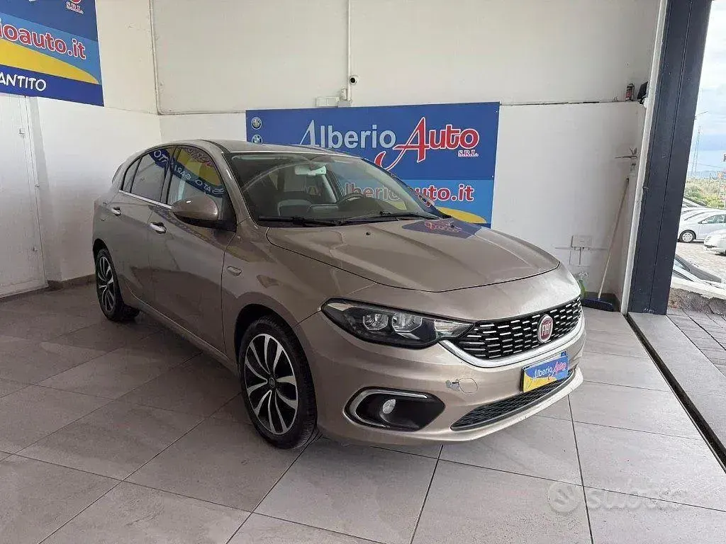 Usata Fiat Tipo Lounge 95 CV (69 kW) 2018 Oro Berlina