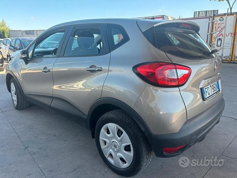 Usado Renault Captur Iconic 90 CV (66 kW) 2016 Marrón SUV